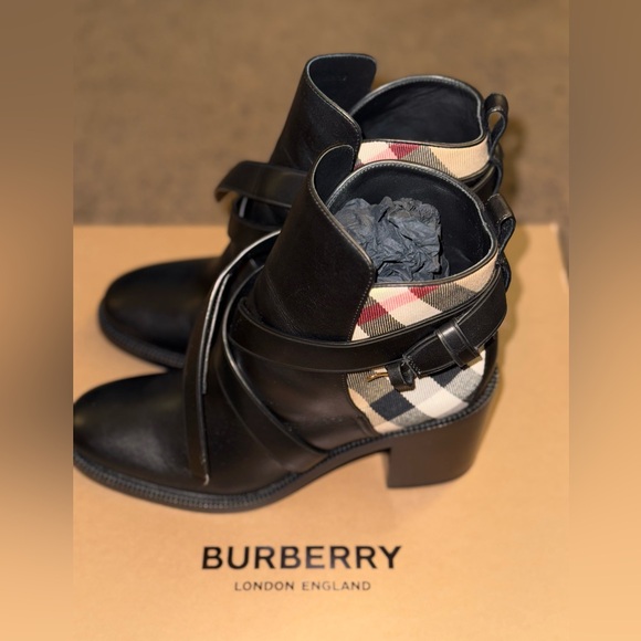 Burberry Boots - Picture 4 of 8